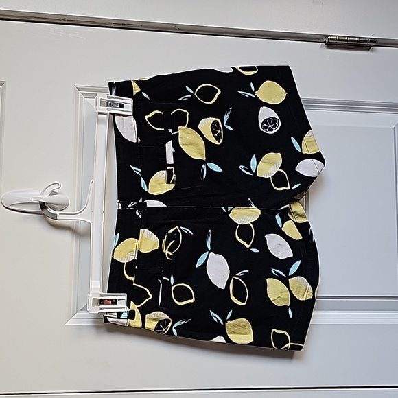 A.n.a Lemon Twill Dress Shorts in Women's Size 4 EUC - Picture 2 of 4